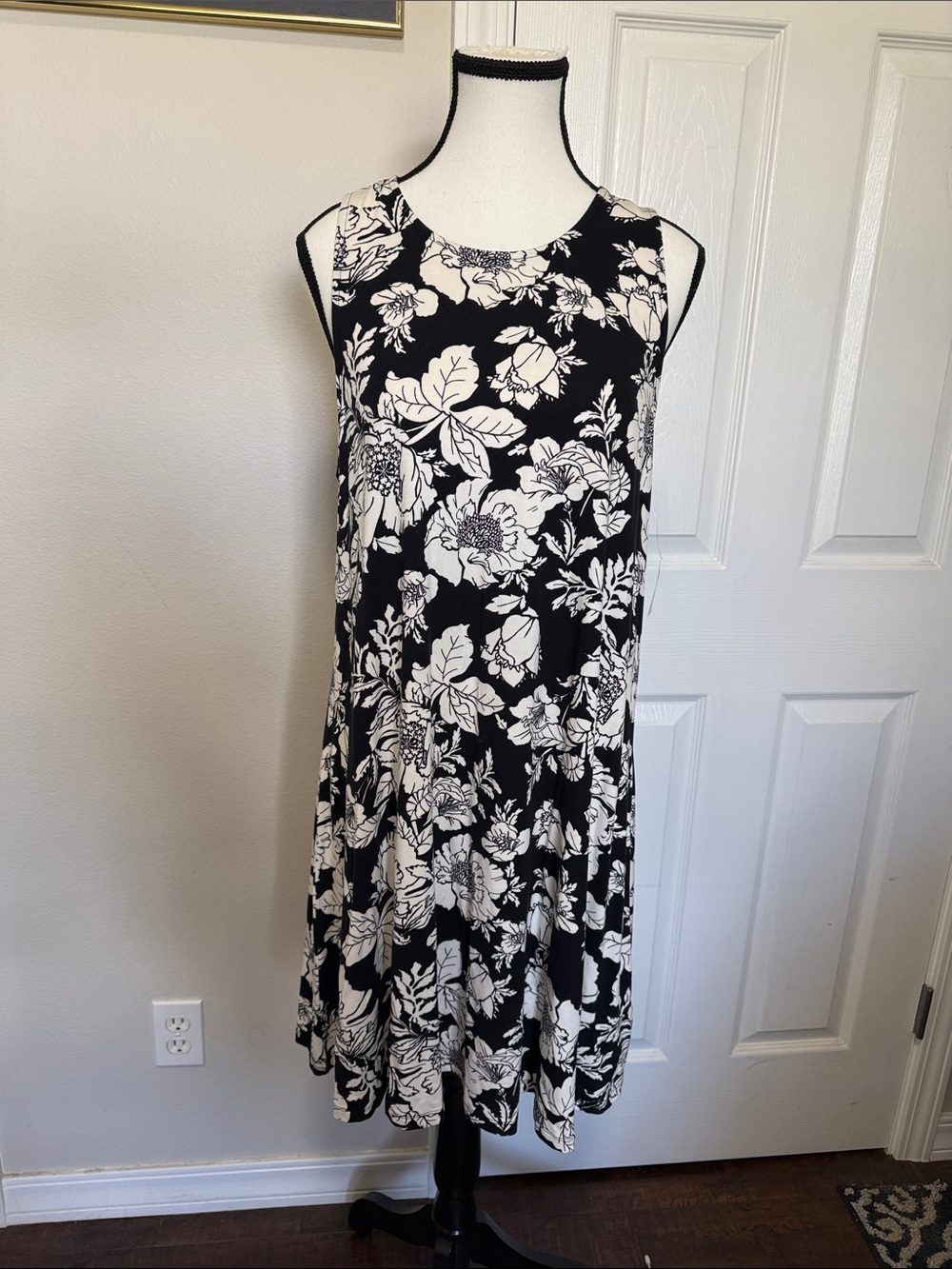 Old Navy Black & White Floral Sleeveless Women’s Dress Sz Large NWT Knit midi